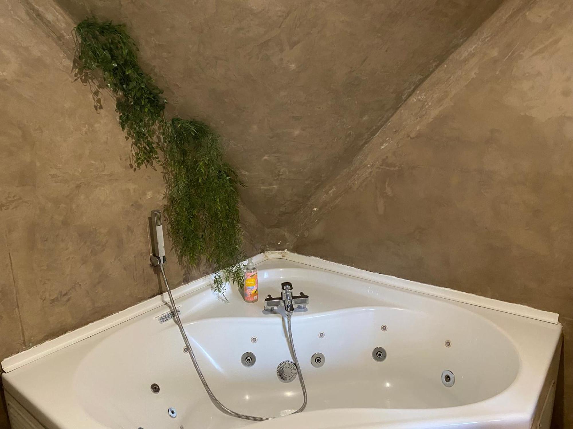 Chalet Tropical Avec Bain A Bulles - In The Woods Gesves Exterior foto